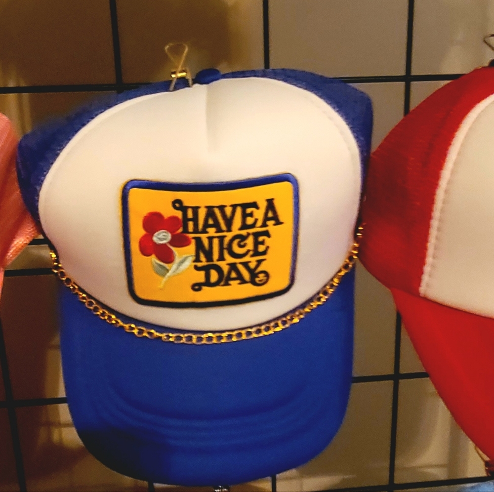 Blue and White 'Have a Nice Day' Trucker Hat With Gold Chain
